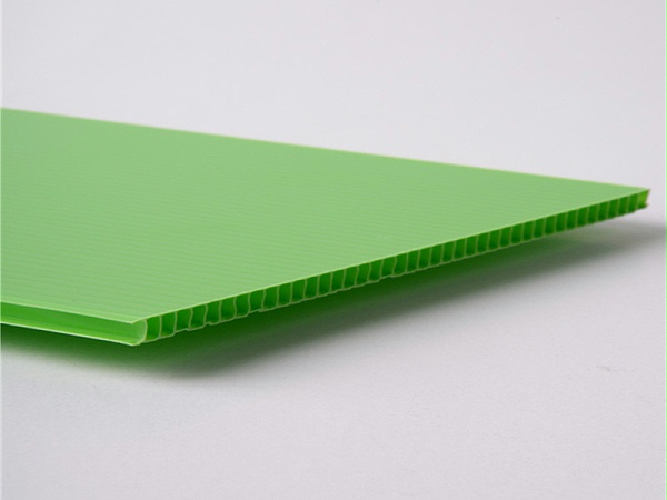 三鼎包装塑料中空板的制作过程